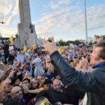 acto-de-javier-milei-en-el-monumento-a-la-bandera-VWDDZEVRX5FZHPRS7ROVH5E4UU