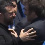 gigantesco-abrazo-zelenski-milei-tendencia_98