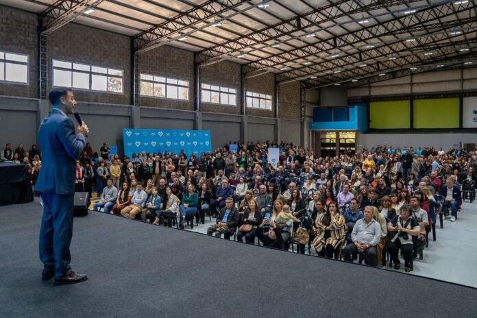JULIÁN ÁLVAREZ DISTINGUIÓ A MÁS DE 200 TRABAJADORES Y TRABAJADORAS MUNICIPALES DE LANÚS POR SU TRAYECTORIA (3)