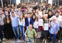 Avellaneda: Kicillof y Ferraresi entregaron escrituras y compartieron acto en Villa Domínico