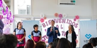 Inició el ciclo lectivo | Julián Álvarez acompañó el acto en un colegio de Monte Chingolo