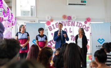 Inició el ciclo lectivo | Julián Álvarez acompañó el acto en un colegio de Monte Chingolo