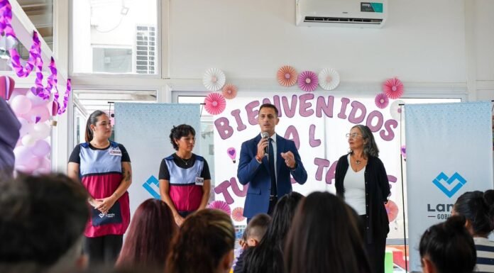 Inició el ciclo lectivo | Julián Álvarez acompañó el acto en un colegio de Monte Chingolo