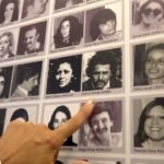 mano-de-maría-paula-marca-fotos-de-sus-padres