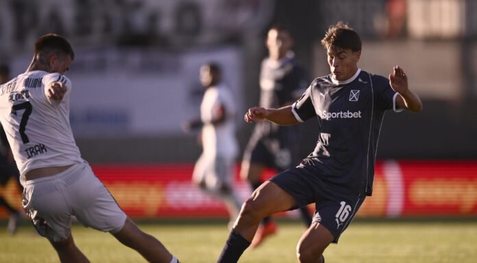 Un paso atrás: Independiente jugó mal, perdió con Riestra y se complica