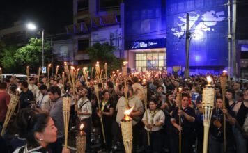 Avellaneda: Multitudinaria y emotiva vigilia por Malvinas