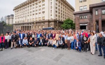 Intendentes fueron a reclamarle a Caputo por fondos y obras para los municipios