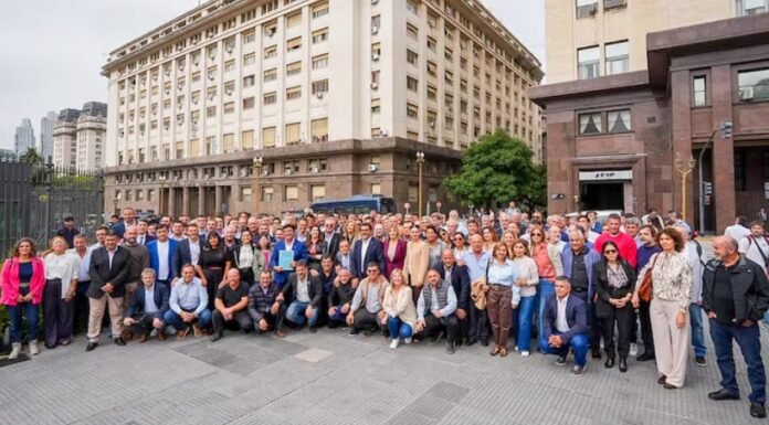 Intendentes fueron a reclamarle a Caputo por fondos y obras para los municipios