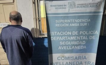 Avellaneda: Qué dijo el vecino que se paseaba por los pasillos con un arma