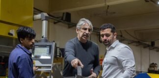 Día de la Industria: Balladares visitó una fábrica de ascensores y escaleras mecánicas de Lanús