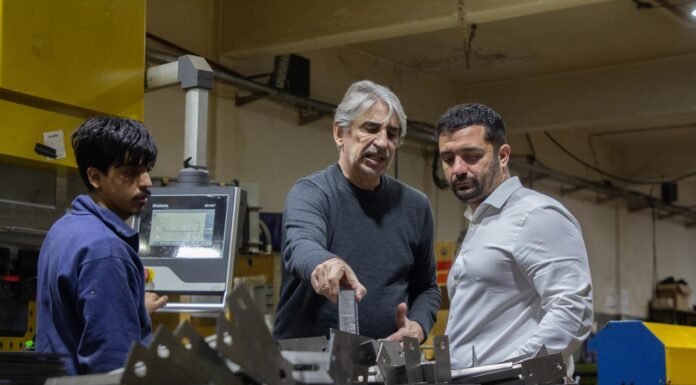 Día de la Industria: Balladares visitó una fábrica de ascensores y escaleras mecánicas de Lanús